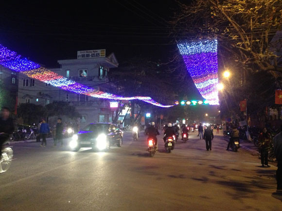 Rộn ràng niềm vui trong ánh sáng rực rỡ của pháo hoa đêm giao thừa ảnh 13