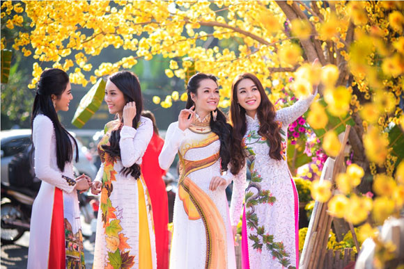 Người đẹp Việt rạng rỡ khoe sắc trong tà áo dài truyền thống ảnh 7