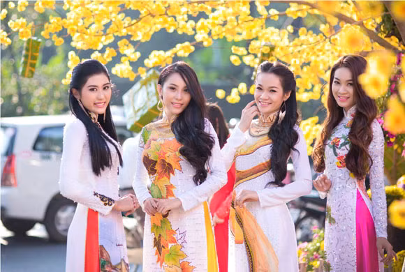 Người đẹp Việt rạng rỡ khoe sắc trong tà áo dài truyền thống ảnh 6