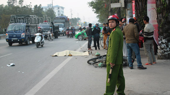 Xe tải gây tai nạn chết người, tài xế bỏ chạy ảnh 1