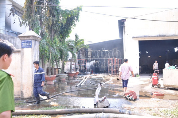 Hai công ty "rủ nhau" bốc cháy, hàng trăm công nhân tháo chạy toán loạn ảnh 1