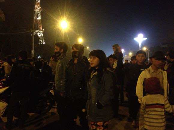 Rộn ràng niềm vui trong ánh sáng rực rỡ của pháo hoa đêm giao thừa ảnh 21