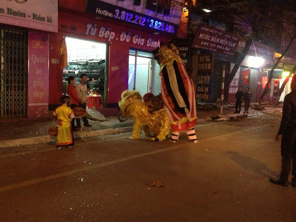 Rộn ràng niềm vui trong ánh sáng rực rỡ của pháo hoa đêm giao thừa ảnh 33