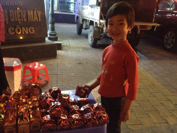 Rộn ràng niềm vui trong ánh sáng rực rỡ của pháo hoa đêm giao thừa ảnh 31