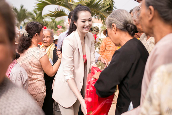 Khánh My tặng quà Tết cho người nghèo ảnh 4