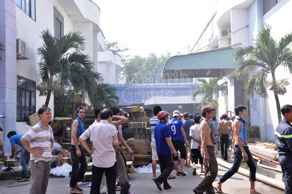 Hai công ty "rủ nhau" bốc cháy, hàng trăm công nhân tháo chạy toán loạn ảnh 2