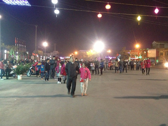 Rộn ràng niềm vui trong ánh sáng rực rỡ của pháo hoa đêm giao thừa ảnh 19