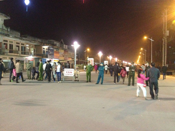 Rộn ràng niềm vui trong ánh sáng rực rỡ của pháo hoa đêm giao thừa ảnh 25 Rộn ràng niềm vui trong ánh sáng rực rỡ của pháo hoa đêm giao thừa ảnh 25