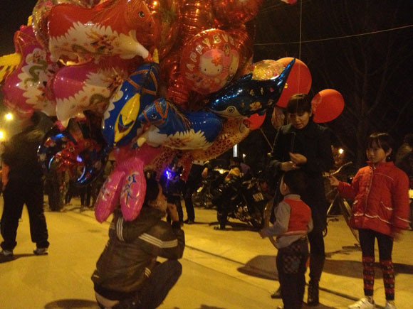 Rộn ràng niềm vui trong ánh sáng rực rỡ của pháo hoa đêm giao thừa ảnh 26