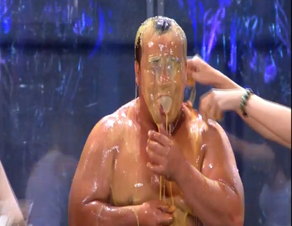 Hiếu Hiền bị lột đồ, đổ trứng lên đầu khi vừa bước lên sân khấu ảnh 8