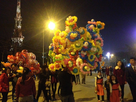 Rộn ràng niềm vui trong ánh sáng rực rỡ của pháo hoa đêm giao thừa ảnh 27