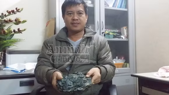 Một người dân đào được hũ tiền cổ nặng gần 10kg ảnh 2