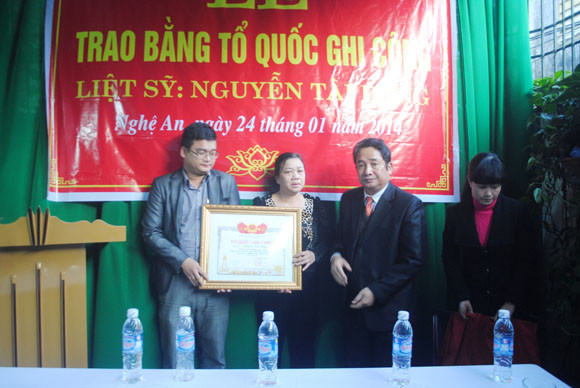 Trao bằng Tổ quốc ghi công cho Phó giám đốc sở hi sinh khi cứu trợ lũ lụt ảnh 1