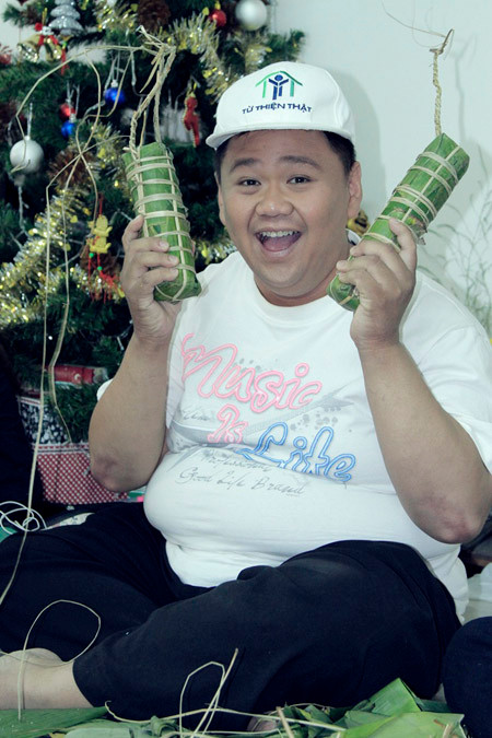 Trúc Diễm, Minh Béo gói bánh chưng, bánh tét tặng người nghèo ảnh 6 Trúc Diễm, Minh Béo gói bánh chưng, bánh tét tặng người nghèo ảnh 6