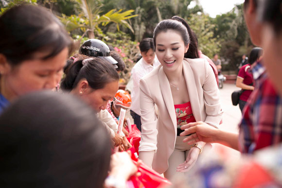 Khánh My tặng quà Tết cho người nghèo ảnh 7