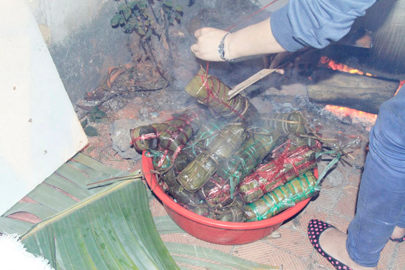 Trúc Diễm, Minh Béo gói bánh chưng, bánh tét tặng người nghèo ảnh 16 Trúc Diễm, Minh Béo gói bánh chưng, bánh tét tặng người nghèo ảnh 16