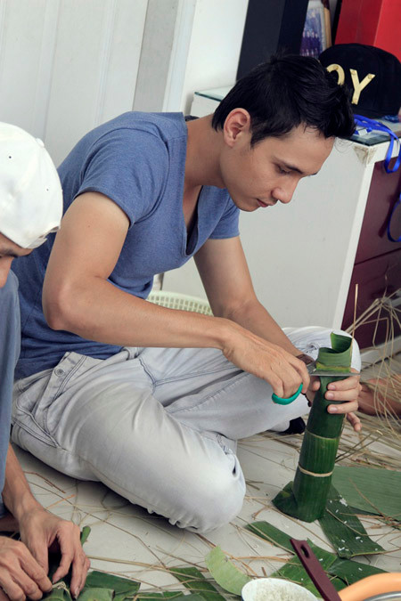 Trúc Diễm, Minh Béo gói bánh chưng, bánh tét tặng người nghèo ảnh 8 Trúc Diễm, Minh Béo gói bánh chưng, bánh tét tặng người nghèo ảnh 8