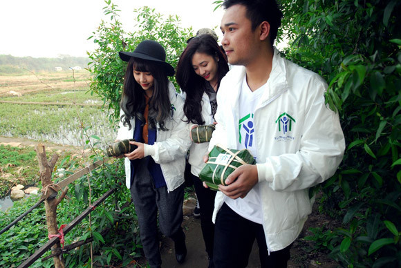 Trúc Diễm, Minh Béo gói bánh chưng, bánh tét tặng người nghèo ảnh 18 Trúc Diễm, Minh Béo gói bánh chưng, bánh tét tặng người nghèo ảnh 18