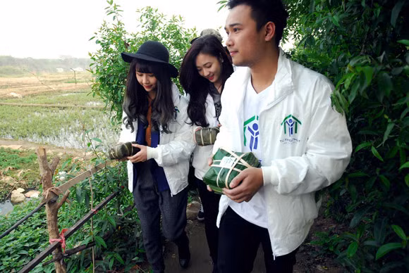 Trúc Diễm, Minh Béo gói bánh chưng, bánh tét tặng người nghèo ảnh 18