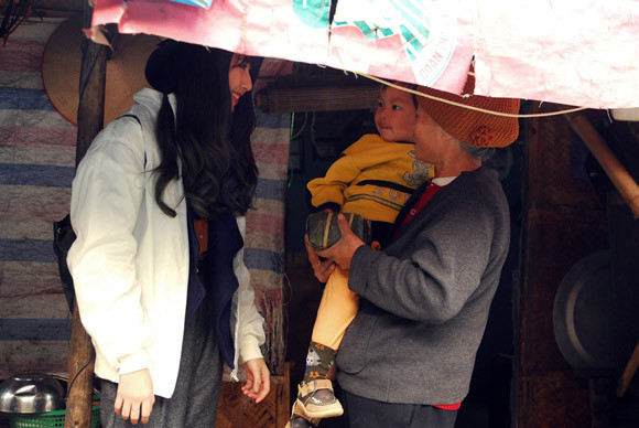 Trúc Diễm, Minh Béo gói bánh chưng, bánh tét tặng người nghèo ảnh 20 Trúc Diễm, Minh Béo gói bánh chưng, bánh tét tặng người nghèo ảnh 20