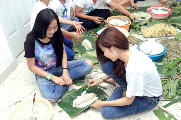 Trúc Diễm, Minh Béo gói bánh chưng, bánh tét tặng người nghèo ảnh 10 Trúc Diễm, Minh Béo gói bánh chưng, bánh tét tặng người nghèo ảnh 10