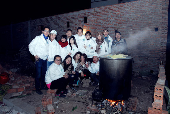 Trúc Diễm, Minh Béo gói bánh chưng, bánh tét tặng người nghèo ảnh 14 Trúc Diễm, Minh Béo gói bánh chưng, bánh tét tặng người nghèo ảnh 14