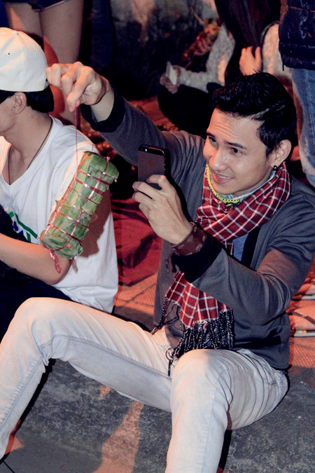 Trúc Diễm, Minh Béo gói bánh chưng, bánh tét tặng người nghèo ảnh 9 Trúc Diễm, Minh Béo gói bánh chưng, bánh tét tặng người nghèo ảnh 9