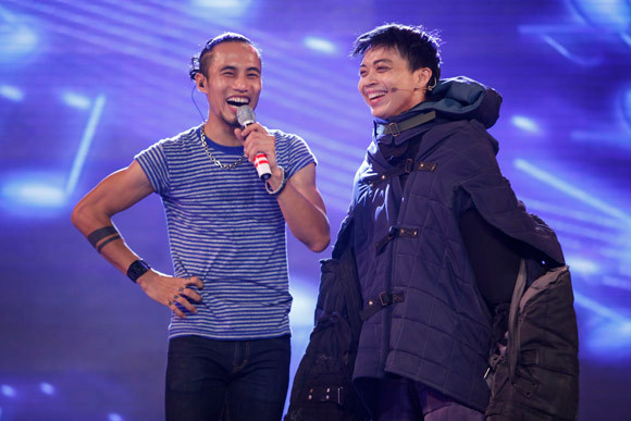 Hiếu Hiền bị lột đồ, đổ trứng lên đầu khi vừa bước lên sân khấu ảnh 10