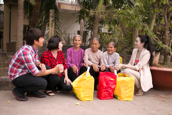Khánh My tặng quà Tết cho người nghèo ảnh 8