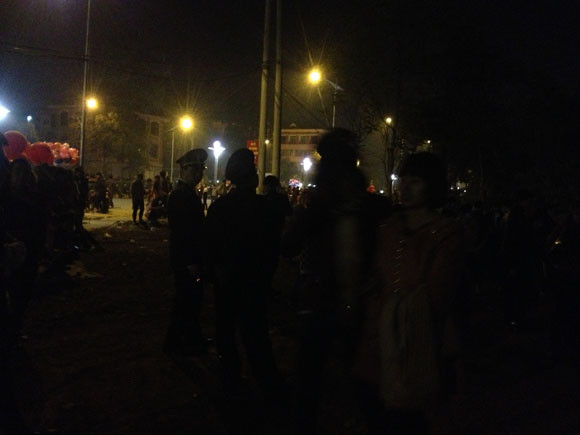 Rộn ràng niềm vui trong ánh sáng rực rỡ của pháo hoa đêm giao thừa ảnh 24