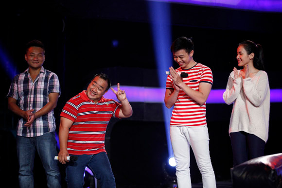 Hiếu Hiền bị lột đồ, đổ trứng lên đầu khi vừa bước lên sân khấu ảnh 1