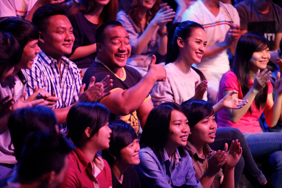 Hiếu Hiền bị lột đồ, đổ trứng lên đầu khi vừa bước lên sân khấu ảnh 3