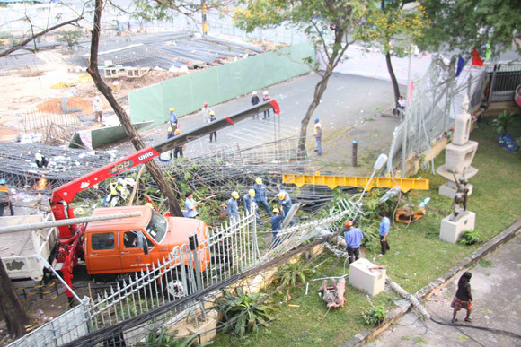 Cần cẩu nặng cả trăm tấn rơi vào sân Bảo tàng Mỹ thuật TP.HCM ảnh 2