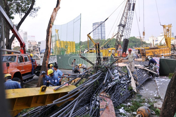 Cần cẩu nặng cả trăm tấn rơi vào sân Bảo tàng Mỹ thuật TP.HCM ảnh 1