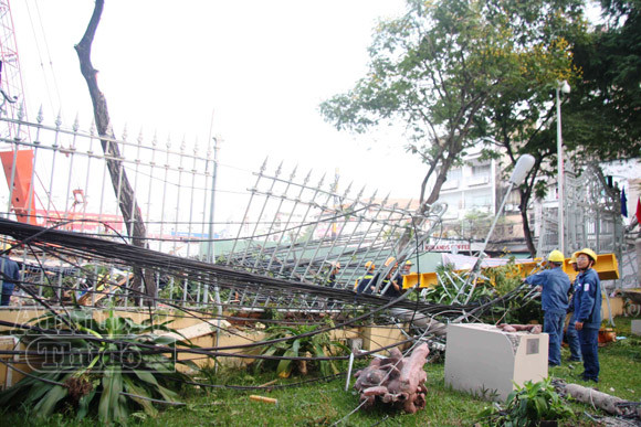 Cần cẩu nặng cả trăm tấn rơi vào sân Bảo tàng Mỹ thuật TP.HCM ảnh 4