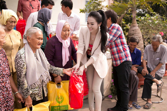 Khánh My tặng quà Tết cho người nghèo ảnh 3