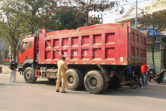 Xe tải kéo xe máy hơn 50m, một người chết thảm ảnh 2