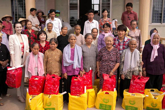 Khánh My tặng quà Tết cho người nghèo ảnh 9