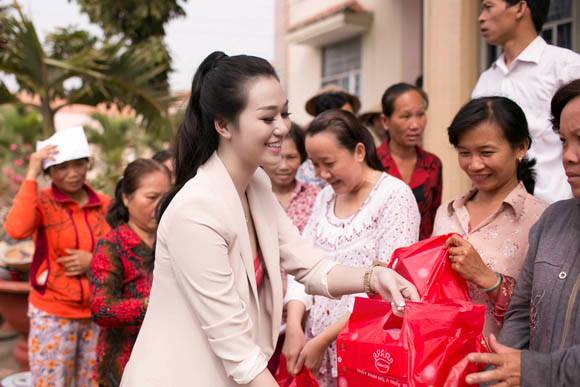 Khánh My tặng quà Tết cho người nghèo ảnh 10