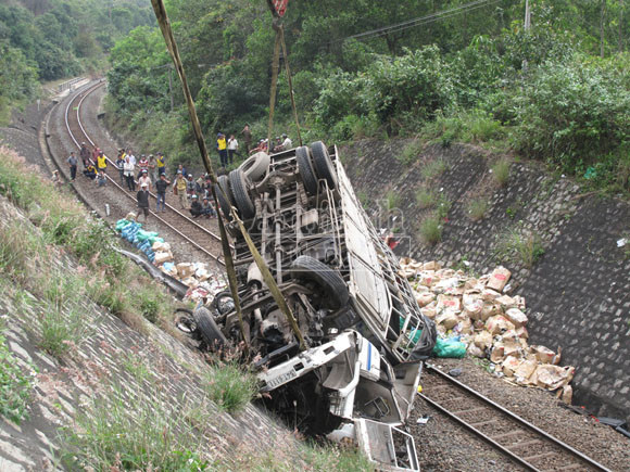 Xe tải cuốn xe máy vào gầm rồi lao thẳng xuống vực ảnh 1