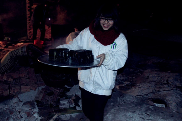 Trúc Diễm, Minh Béo gói bánh chưng, bánh tét tặng người nghèo ảnh 17 Trúc Diễm, Minh Béo gói bánh chưng, bánh tét tặng người nghèo ảnh 17