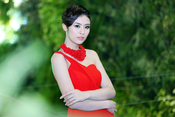 Ngọc Hân, Kim Dung kiêu sa trong sắc đỏ ảnh 1