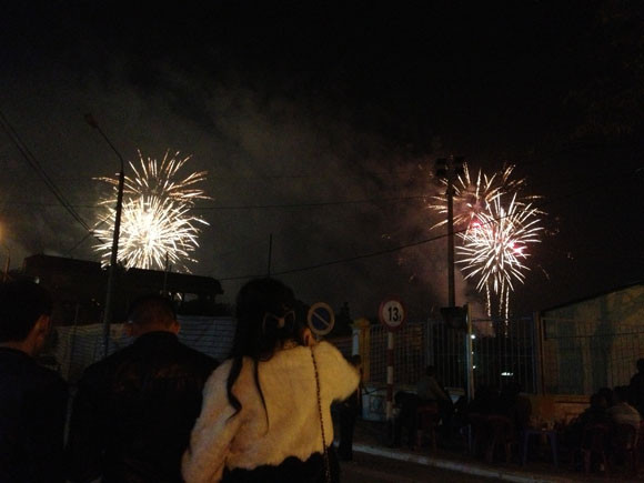 Rộn ràng niềm vui trong ánh sáng rực rỡ của pháo hoa đêm giao thừa ảnh 29