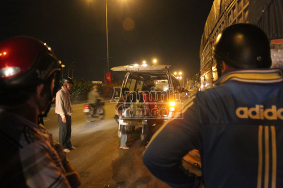 Tông vào đuôi xe tải đỗ bên đường, một thanh niên tử vong ảnh 2