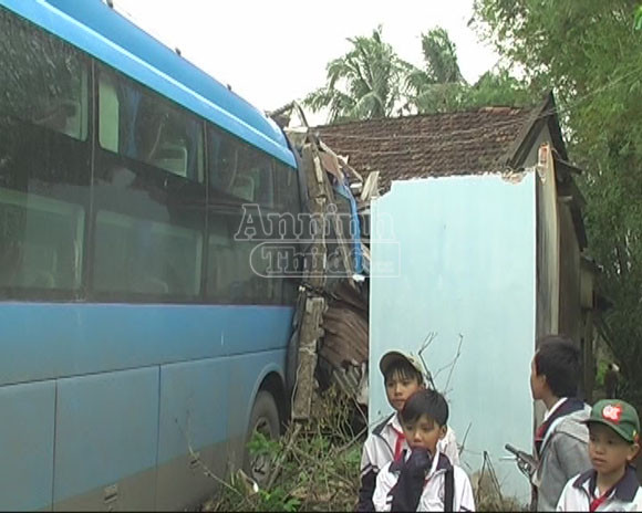 Nhà sập, nhiều người bị thương vì xe khách đối đầu xe tải ảnh 2