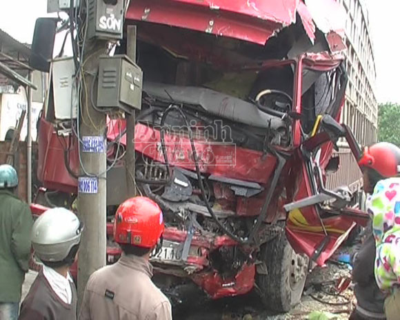 Nhà sập, nhiều người bị thương vì xe khách đối đầu xe tải ảnh 1