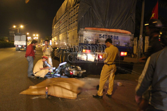 Tông vào đuôi xe tải đỗ bên đường, một thanh niên tử vong ảnh 1