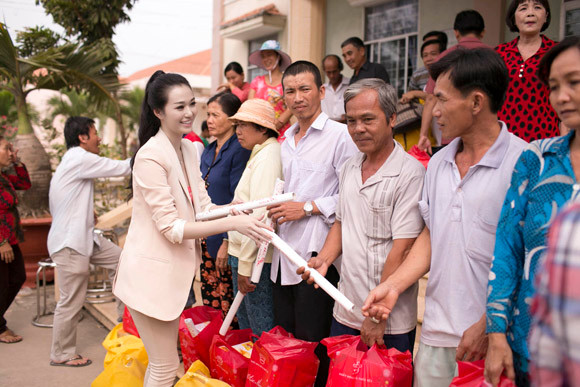 Khánh My tặng quà Tết cho người nghèo ảnh 6