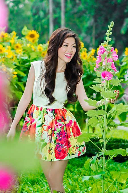 Oanh Yến rực rỡ dưới nắng xuân ảnh 7
