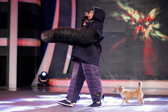 Hiếu Hiền bị lột đồ, đổ trứng lên đầu khi vừa bước lên sân khấu ảnh 9